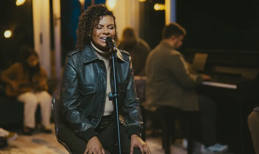 Nívea Soares lança álbum acústico “Em Casa”